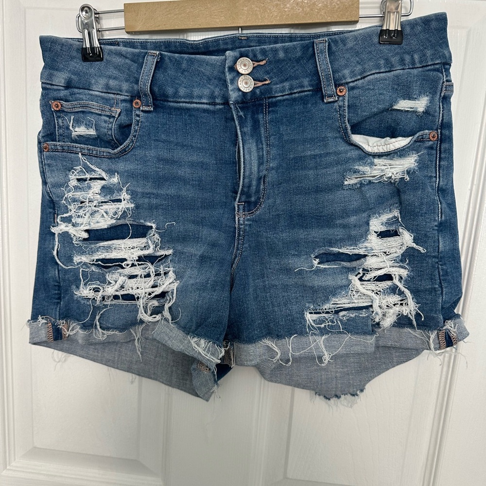 Women’s American Eagle jean shorts, curvy midi size 12. Excellent condition.